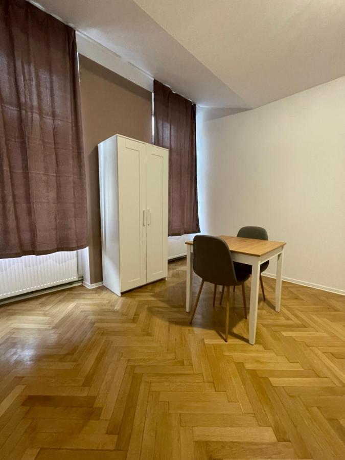 Schei Central Studios In The Heart Of Brasov Exterior photo