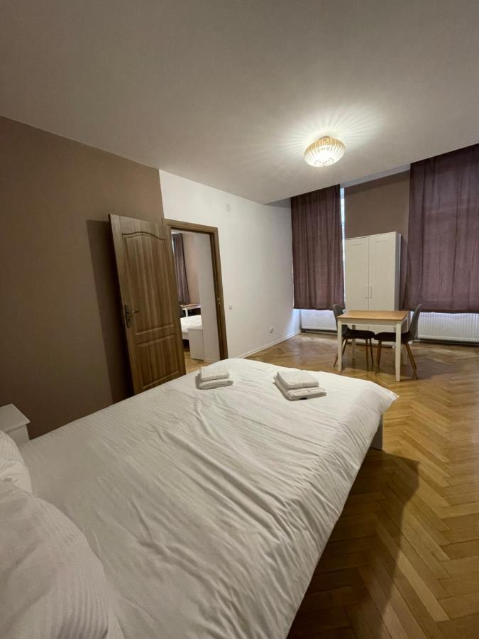 Schei Central Studios In The Heart Of Brasov Exterior photo